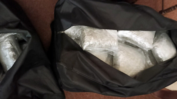 U naselju Busije uhapšene dve osobe zbog proizvodnje i trgovine drogom: 50 kilograma maruhuane spakovali u torbe