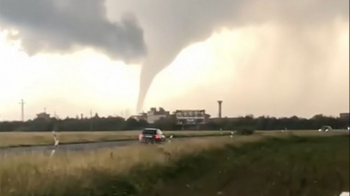 Tornado u Mađarskoj: Neverovatni snimci iz Sombathelja, superćelijska oluja stigla iz Austrije