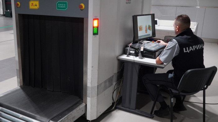 Uhapšena državljanka Kine na aerodromu "Nikola Tesla": Pokušala da podmiti carinike i prođe bez kontrole