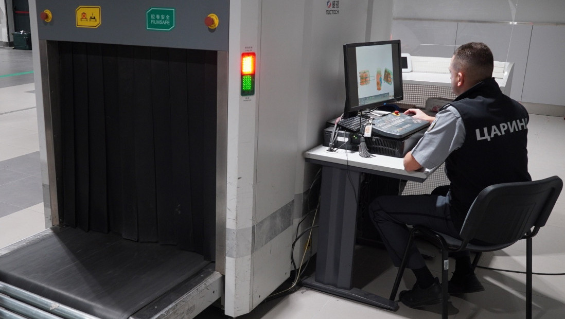 Uhapšena državljanka Kine na aerodromu "Nikola Tesla": Pokušala da podmiti carinike i prođe bez kontrole