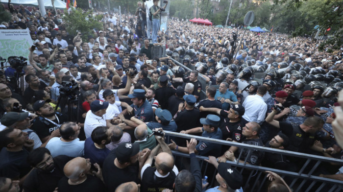 Protest u Jermeniji: Proevropska stranka U ime Republike ispred ruske baze u Gjumriju, traže njeno zatvaranje