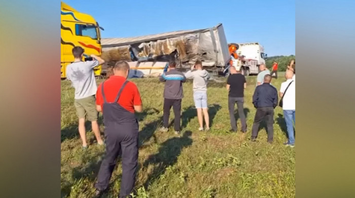 Prevrnuo se šleper na autoputu kod Smedereva, zauzeo sve tri kolovozne trake