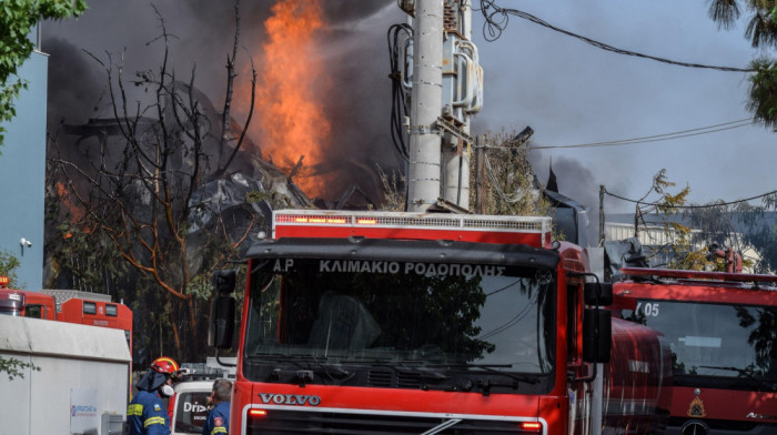 Veliki požar na Atici, vatra zahvatila kuće: U gašenju učestvuje više desetina vatrogasaca, dva aviona i helikopteri