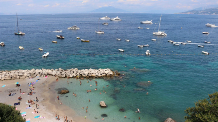 Turisti se vraćaju na Kapri: Ukinuta uredba o zabrani iskrcavanja, ugostitelji strahuju za imidž ostrva