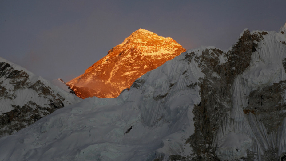 Sneg se topi na Mont Everestu i otkriva tela stradalih planinara