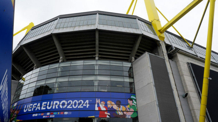 Maskirani muškarac proveo sat vremena na krovu stadiona u toku fudbalskog meča Nemačka-Danska