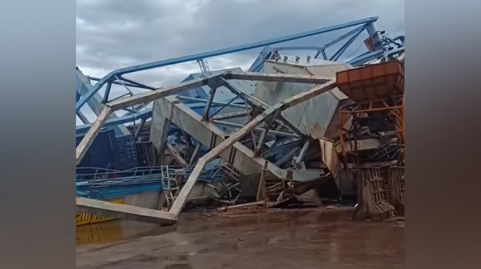 Luka Bar uništenu opremu tokom nevremena prodaje kao otpadno gvožđe, početna cena po toni gvožđa 150 evra