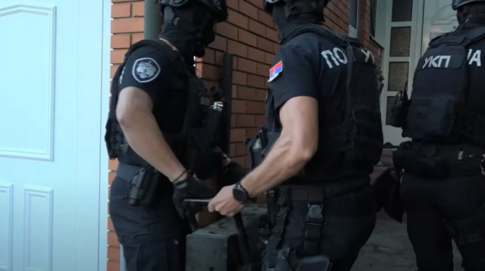Snajperi, automatske puške, eksplozivne naprave pronađene u garaži na Novom Beogradu: Velika akcija policije