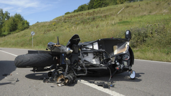 Motociklista povređen u saobraćajnoj nesreći u Jajincima