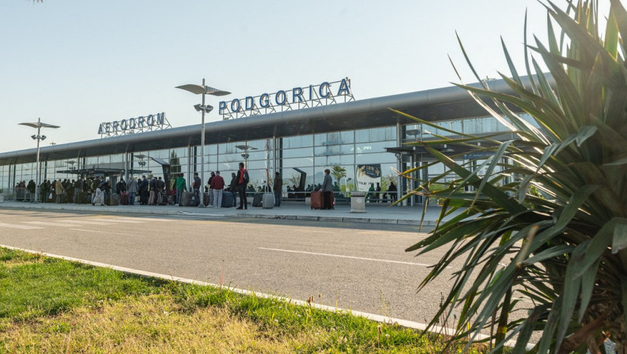 Državljani Srbije uhapšeni na aerodromu u Podgorici: Pokušali da prokrijumčare 8.000 tompusa