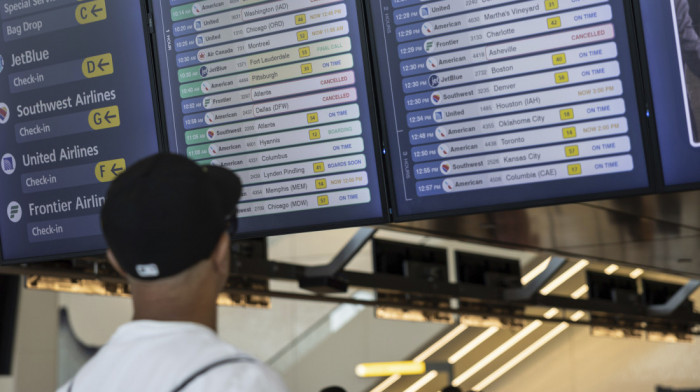 Stotine letova u SAD biće otkazane danas zbog obustave rada vlade, problemi bi mogli da potraju i tokom praznika