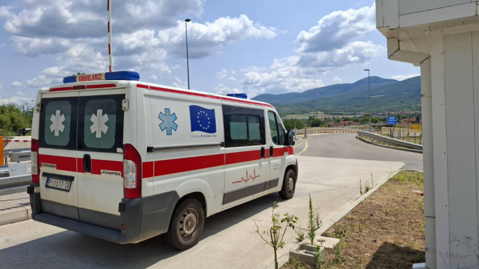 Automobil sleteo sa auto-puta kod Smedereva: Povređeni majka i dvoje dece, turski državljani