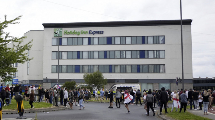 Protest u gradu Kroborou u južnoj Engleskoj zbog plana o smeštaju 600 azilanata u vojni kamp