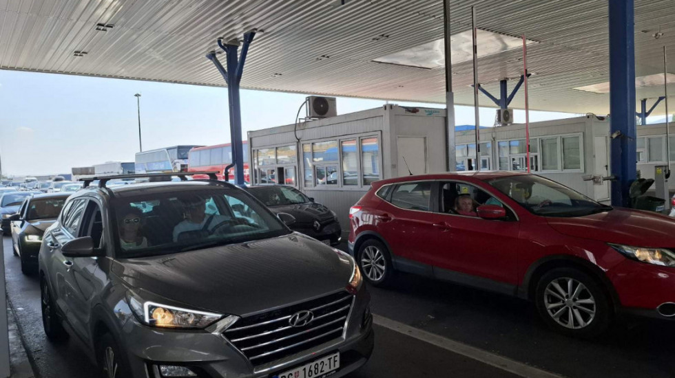 Gužve na svim graničnim prelazima: Od ranog jutra vozila čekaju i do četiri sata