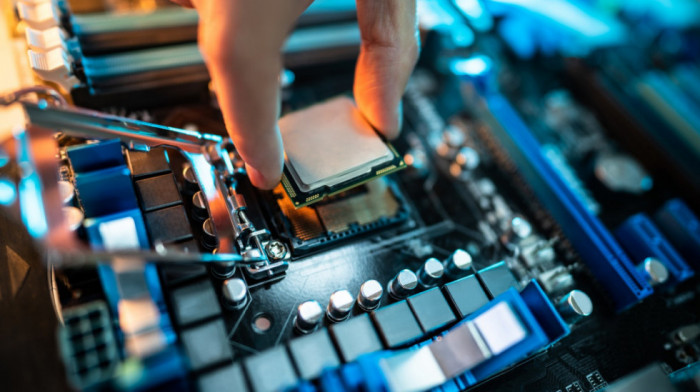 SAD koriste skrivene lokatore da prate ilegalne isporuke AI čipova Nvidije i AMD-a ka Kini