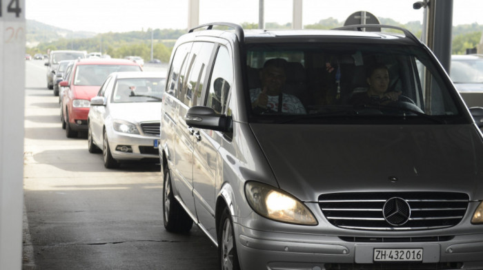 Zapalilo se putničko vozilo u zaustavnoj traci: Usporen saobraćaj kod petlje Vrčin ka Beogradu