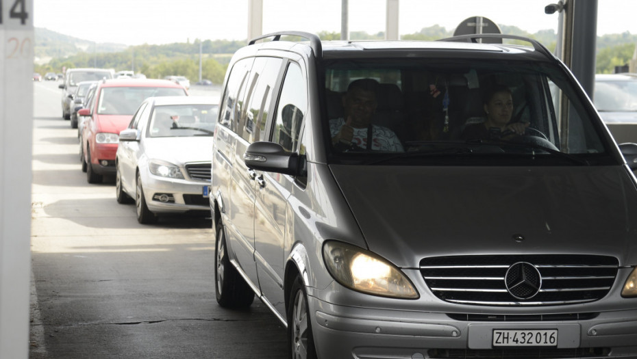 Zapalilo se putničko vozilo u zaustavnoj traci: Usporen saobraćaj kod petlje Vrčin ka Beogradu