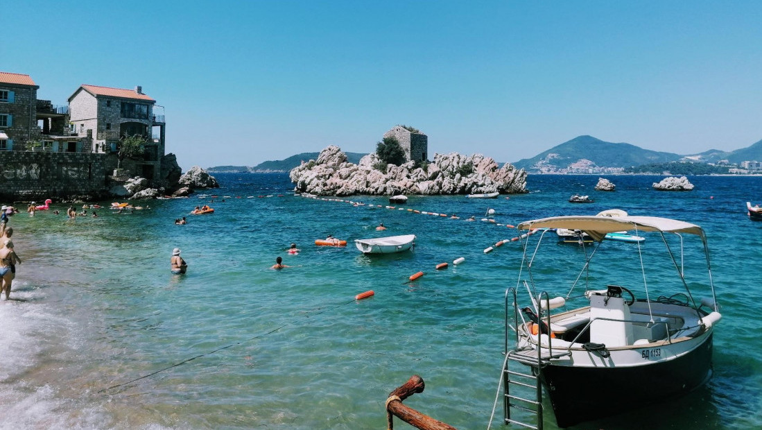 Zabranjeno kupanje na dva mesta u Crnoj Gori: Uvala Pržno i Žuta plaža pod crvenom zastavicom zbog lošeg kvaliteta mora