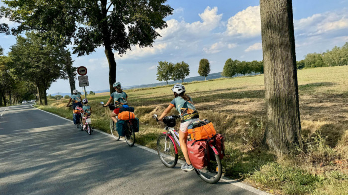 Uža saobraćajna traka za automobile, bezbedniji biciklisti: Velika Britanija planira radikalne mere u saobraćaju