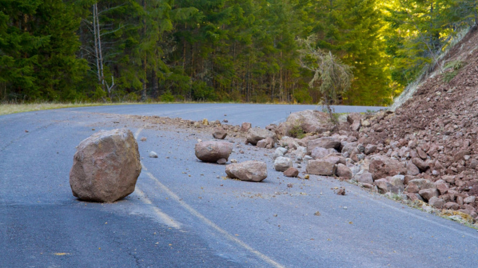 Putevi Srbije: Vozači treba da prilagode brzinu kretanja na deonicama sa odronima