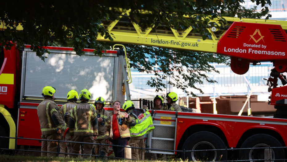 Engleska: 150 vatrogasaca pokušava da ugasi veliki požar u industrijskoj zoni jugoistočnog Londona