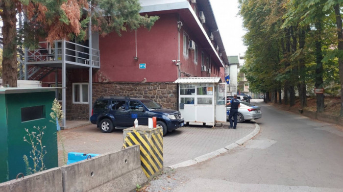 Majka uhapšenog direktora Osnovne škole na KiM: Sve po kući su prevrnuli, pokazali su papir samo na albanskom