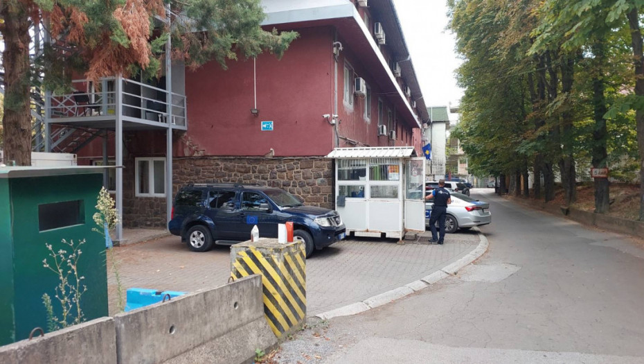 Majka uhapšenog direktora Osnovne škole na KiM: Sve po kući su prevrnuli, pokazali su papir samo na albanskom