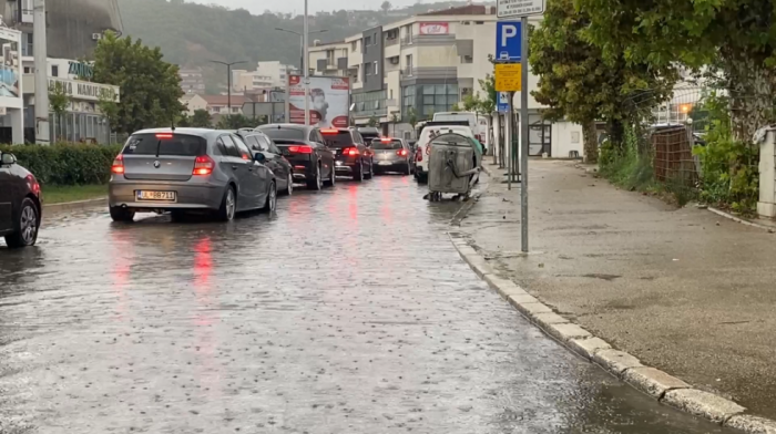 Poplave u Ulcinju: Voda ušla u domove i preplavila magistralu Bar-Ulcinj