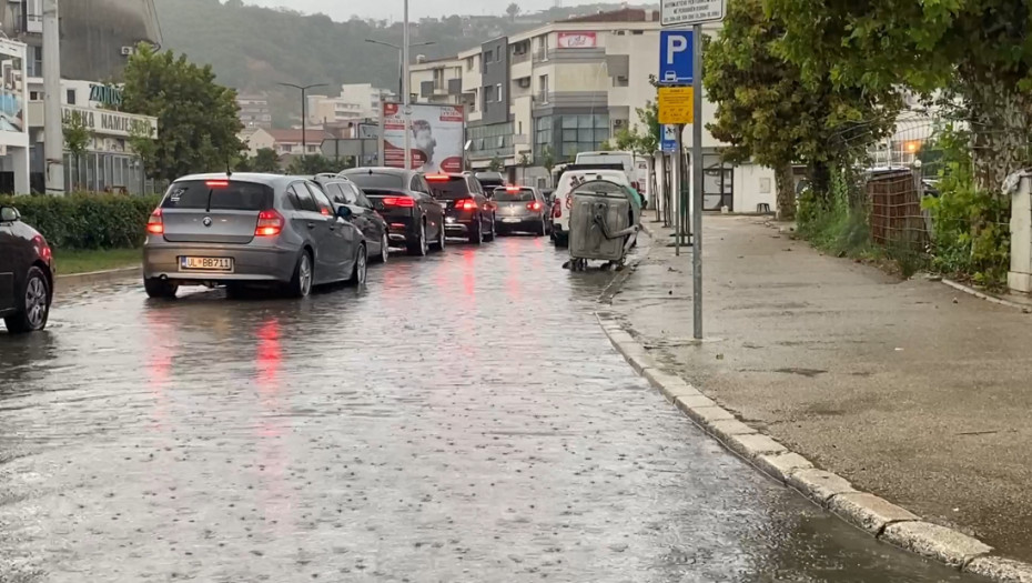 Poplave u Ulcinju: Voda ušla u domove i preplavila magistralu Bar-Ulcinj