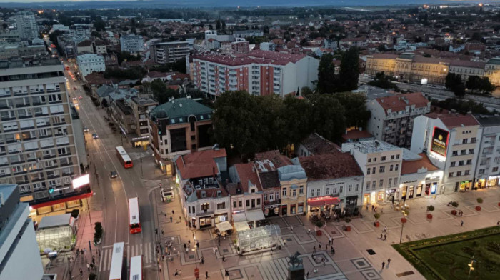 U Nišu od 1. jula besplatan gradski prevoz i pomoć od 20.000 dinara za udžbenike osnovaca