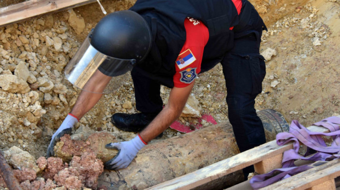 MUP objavio fotografije akcije uklanjanja granate iz centra Beograda: Naprava uništena u Deliblatskoj peščari