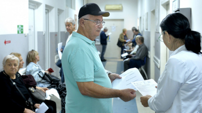 Osiguranici sa overenom karticom imaju pravo na lečenje, bez obzira na rok važenja