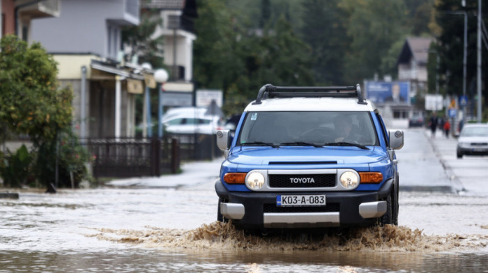 Vanredna situacija u Istočnoj Ilidži: Bujični potoci poplavili ulice, ekipe spasavanja na terenu