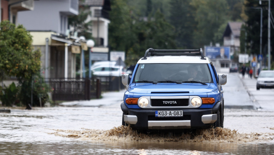 Vanredna situacija u Istočnoj Ilidži: Bujični potoci poplavili ulice, ekipe spasavanja na terenu