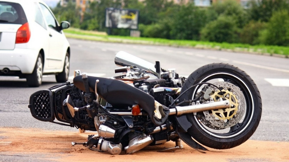Motociklista teško povređen u sudaru sa taksi vozilom na mostu Gazela