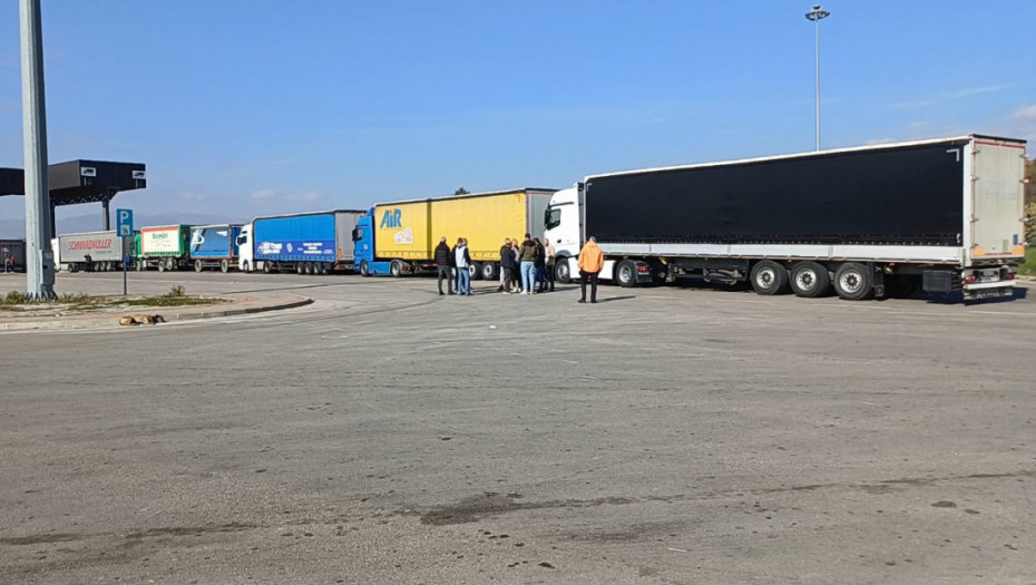 Na graničnim prelazima, na izlazu iz Srbije, teretna vozila čekaju i do pet sati