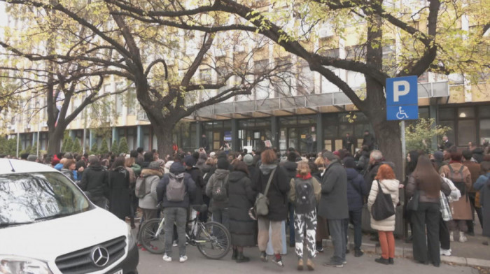 Protest ispred suda i tuzilastva u Novom Sadu: Profesori i studenti Akademije umetnos zatražili oslobađanje Stanojevića