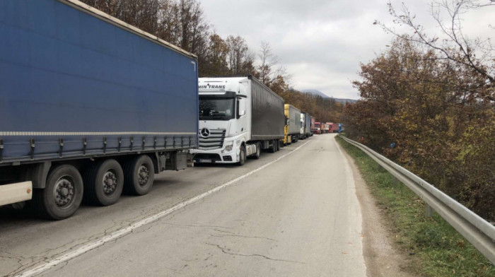AMSS: Teretnjaci na izlazu iz Srbije čekaju tri sata na Batrovcima