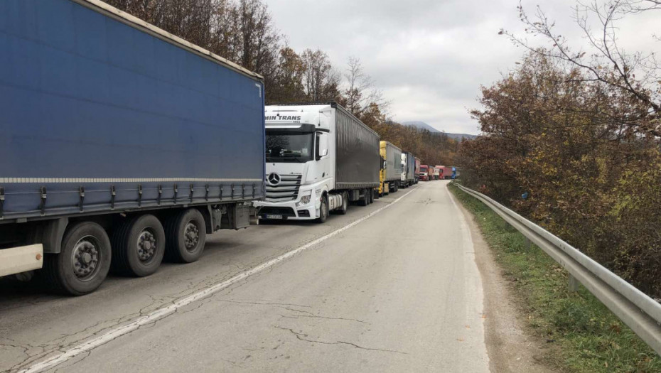 AMSS: Teretnjaci na izlazu iz Srbije čekaju tri sata na Batrovcima