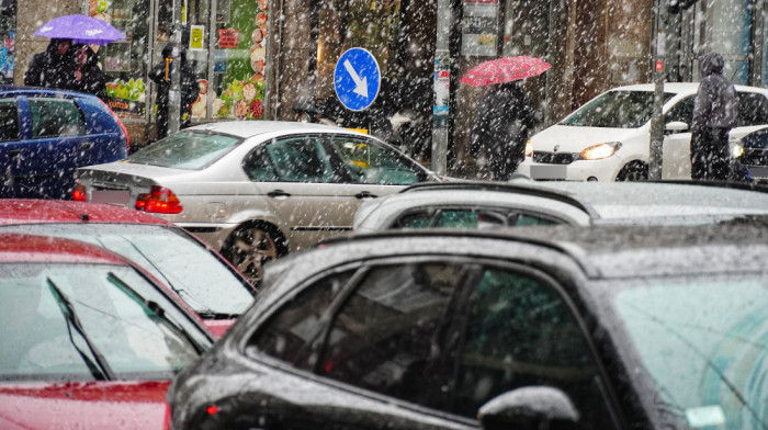 Vozači, naoružajte se strpljenjem: I danas ogromne gužve u saobraćaju, savetuje se pojačan oprez zbog snega i leda