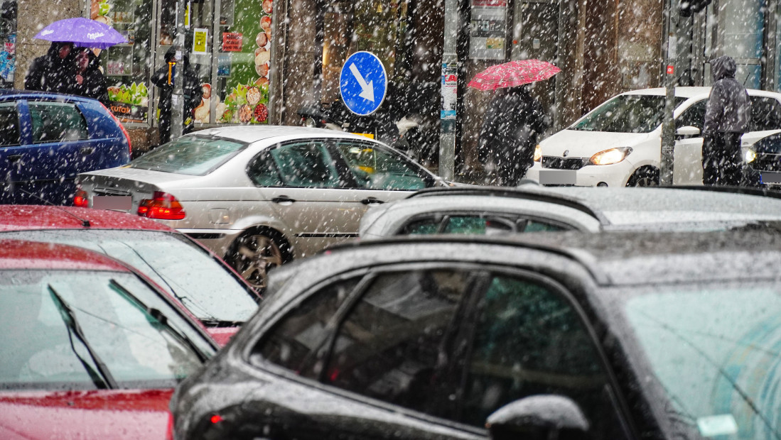 Vozači, naoružajte se strpljenjem: I danas ogromne gužve u saobraćaju, savetuje se pojačan oprez zbog snega i leda