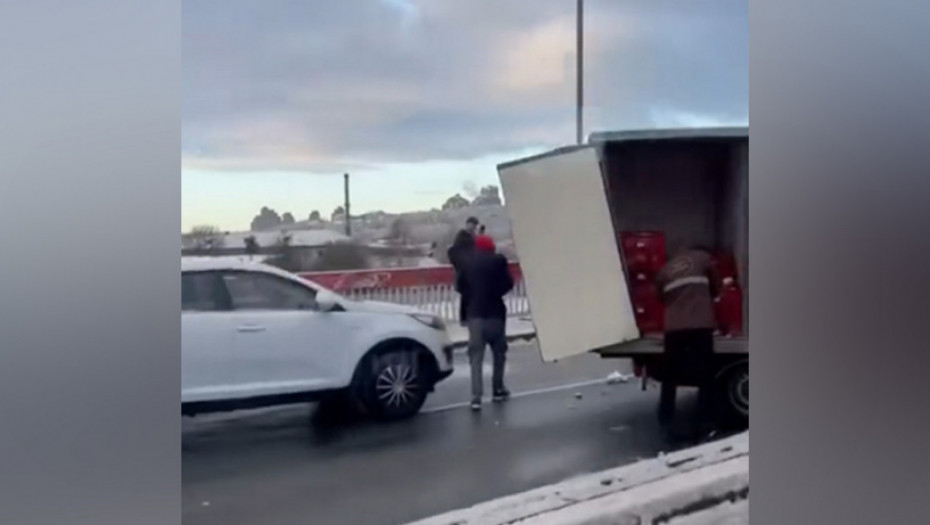 Lančani sudar u Rakovici: U udesu učestovali gradski autobus, kamion i najmanje dva automobila