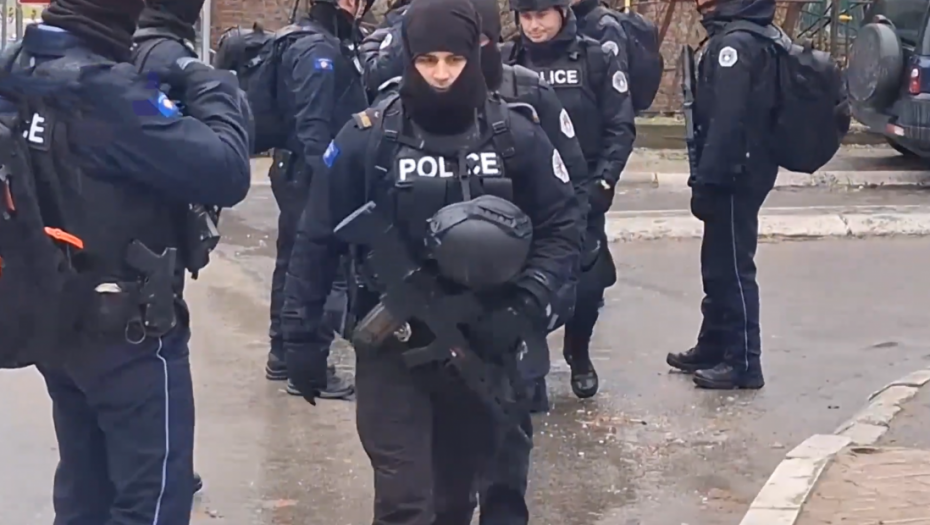 Sever Kosovske Mitrovice pod opsadom: Pripadnici tzv. kosovske policije naoružani dugim cevima raspoređeni po ulicama