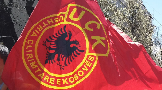 Automobil srpskih tablica u Drenici prekriven zastavom sa obeležjima tzv. OVK