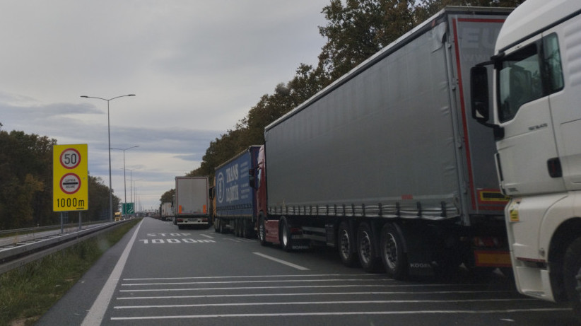 Na graničnim prelazima, na izlazu iz Srbije teretna vozila čekaju i do osam sati