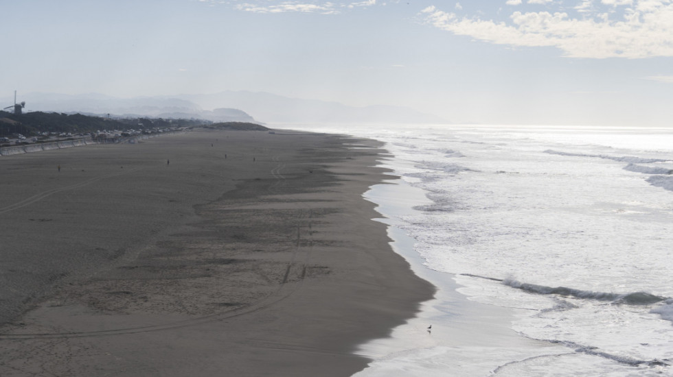Šta ako vas zemljotres zatekne na plaži ili u moru? Evo kako da reagujete u prvim sekundama - jedna greška je kobna
