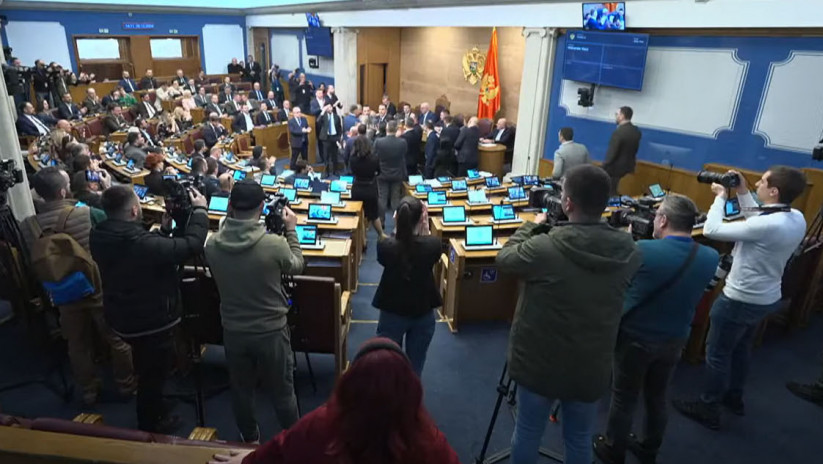 Opozicija prekinula sednicu Skupštine Crne Gore: Poslanici stali ispred stola Andrije Mandića