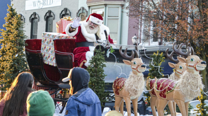 Deda Mrazovi i vilenjaci opljačkali prodavnicu u Montrealu: "Ne zaboravite - glad opravdava sredstva"