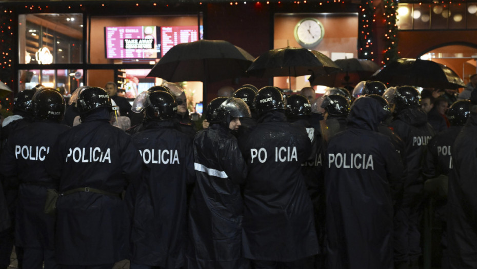 Smenjeni policajci nakon antivladinih skupova u Tirani: Nisu osigurali bezbednost građana na protestima