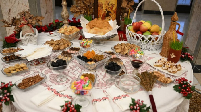 Vučić čestitao Badnji dan: Neka nam ovaj praznik donese mir u srcima, slogu u zajednici